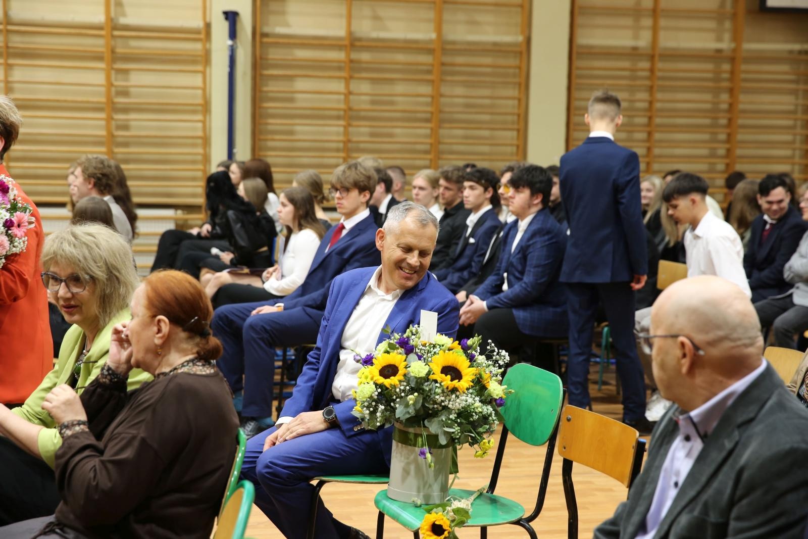 Zdjęcie w galerii na portalu naszraciborz.pl: Czas pożegnania – klasy sportowe i mundurowe kończą edukację w ZSOMS wiadomości z regionu