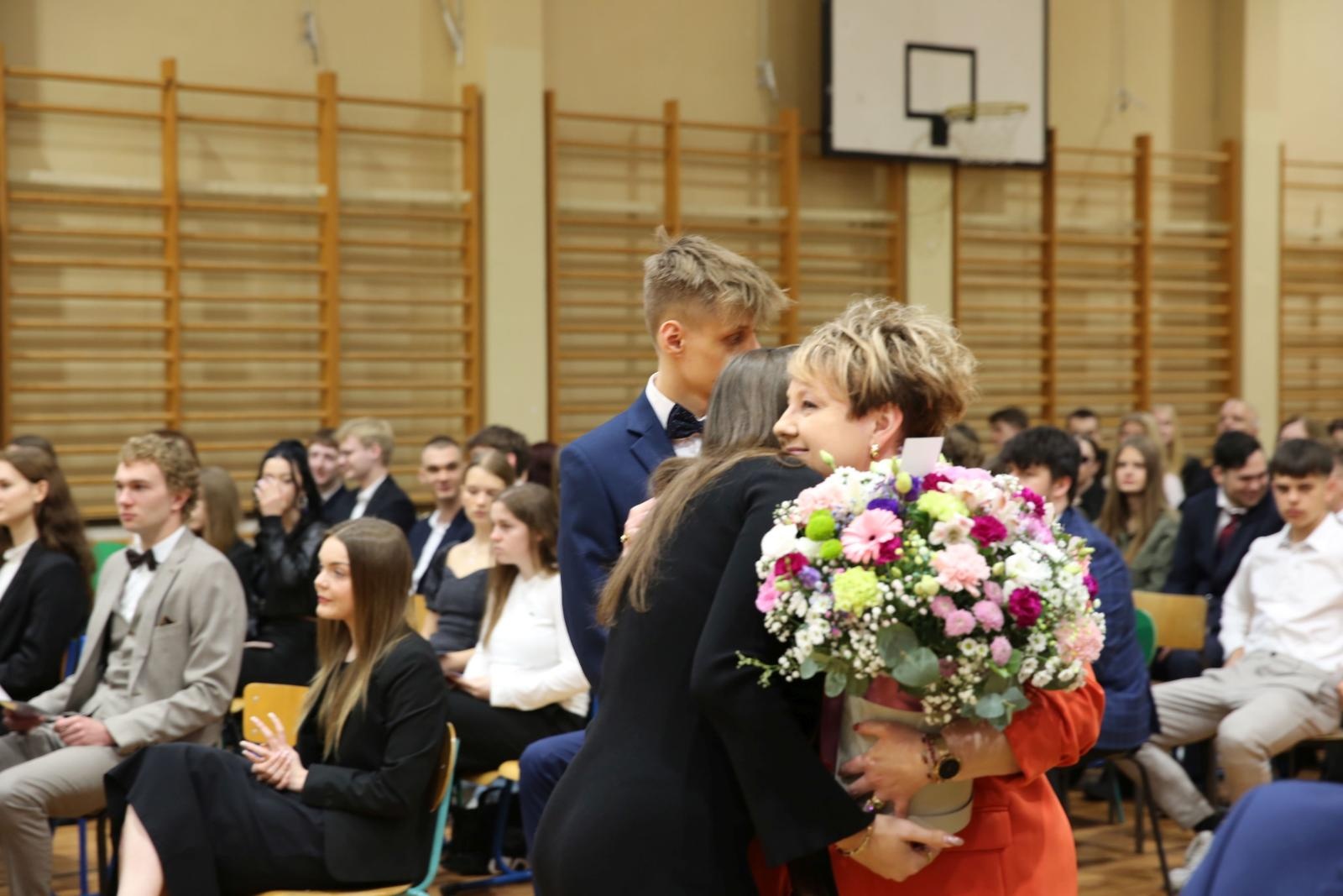 Zdjęcie w galerii na portalu naszraciborz.pl: Czas pożegnania – klasy sportowe i mundurowe kończą edukację w ZSOMS wiadomości z regionu