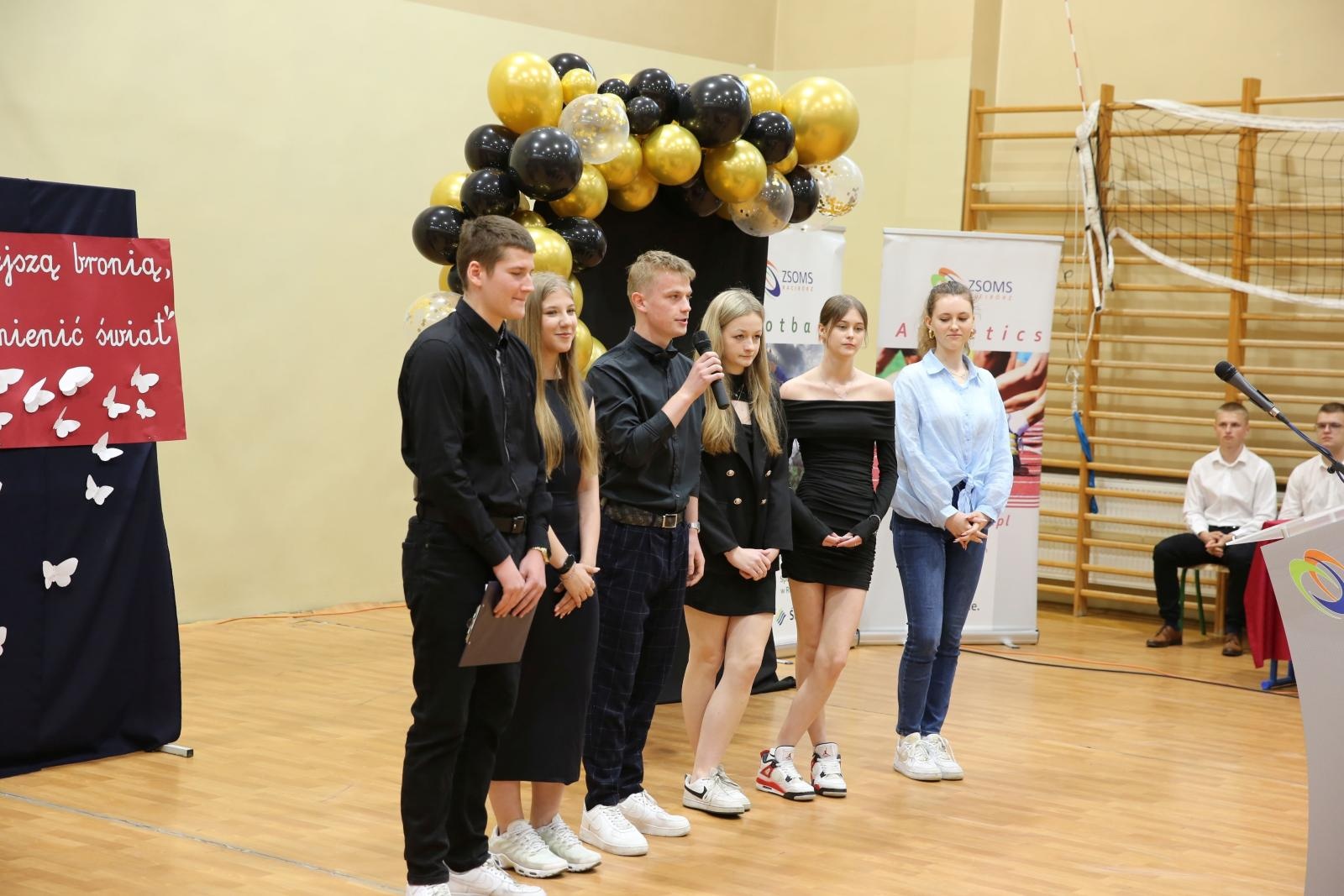 Zdjęcie w galerii na portalu naszraciborz.pl: Czas pożegnania – klasy sportowe i mundurowe kończą edukację w ZSOMS wiadomości z regionu