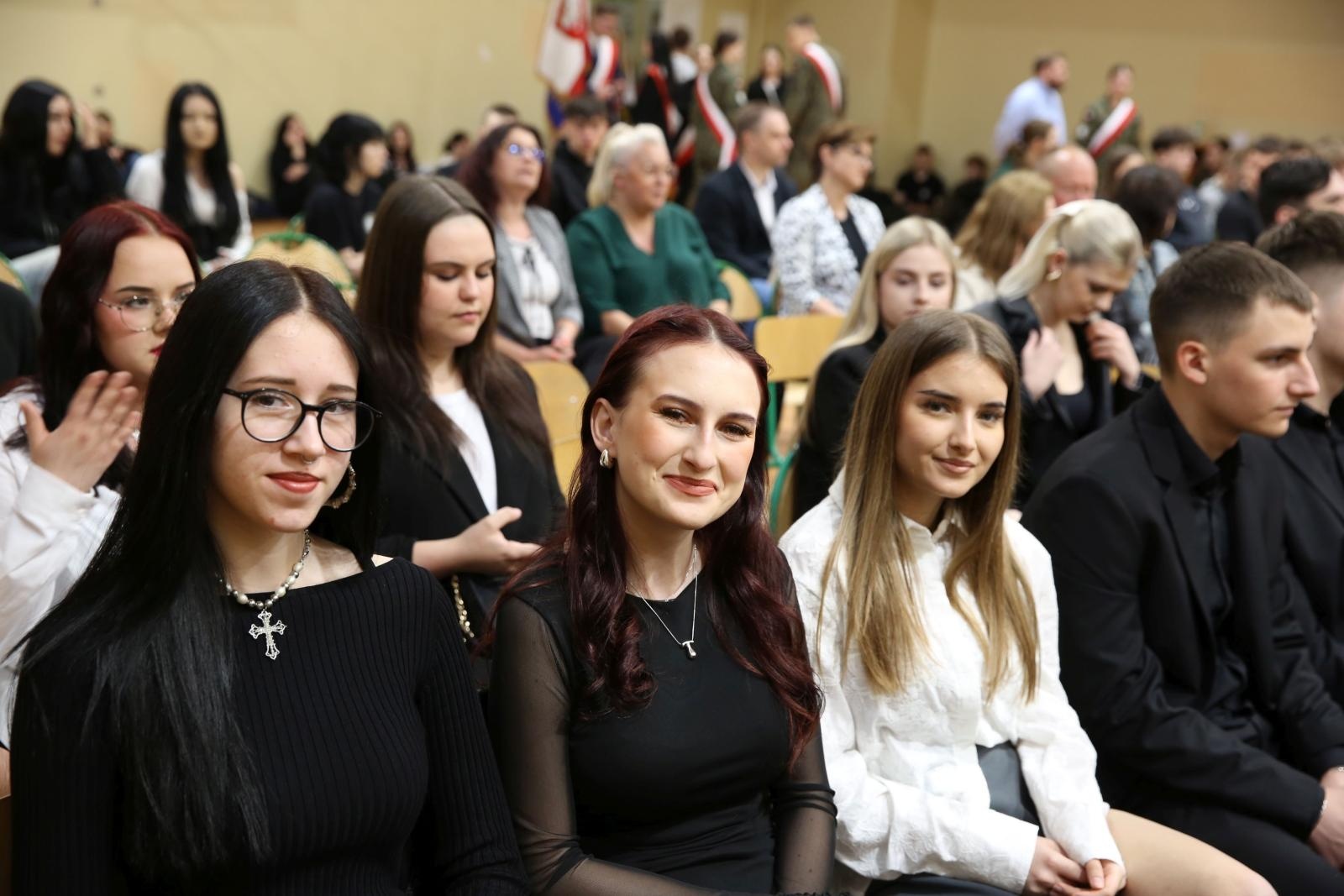 Zdjęcie w galerii na portalu naszraciborz.pl: Czas pożegnania – klasy sportowe i mundurowe kończą edukację w ZSOMS wiadomości z regionu