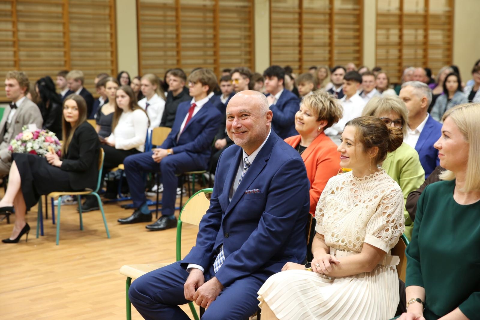 Zdjęcie w galerii na portalu naszraciborz.pl: Czas pożegnania – klasy sportowe i mundurowe kończą edukację w ZSOMS wiadomości z regionu