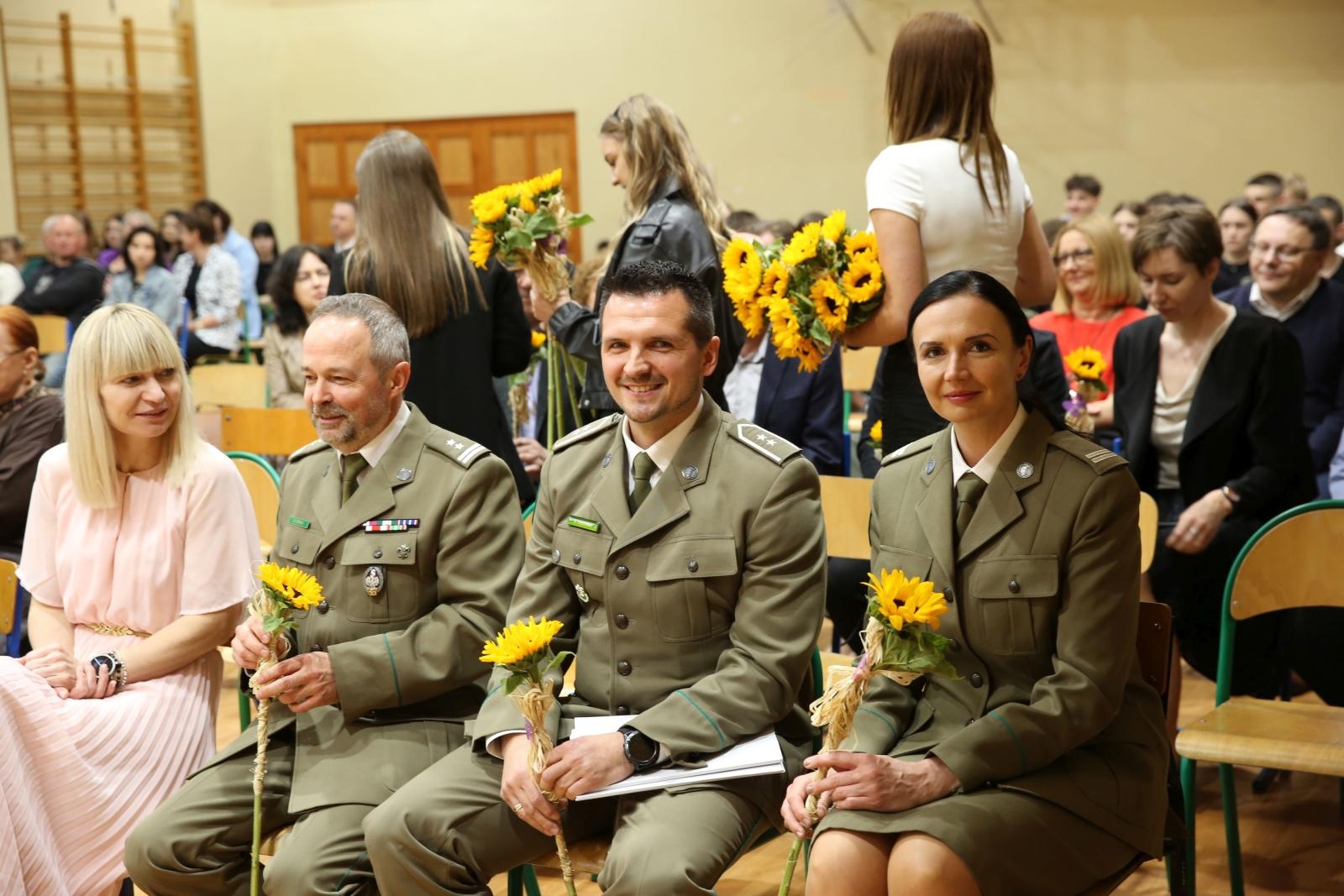 Zdjęcie w galerii na portalu naszraciborz.pl: Czas pożegnania – klasy sportowe i mundurowe kończą edukację w ZSOMS wiadomości z regionu