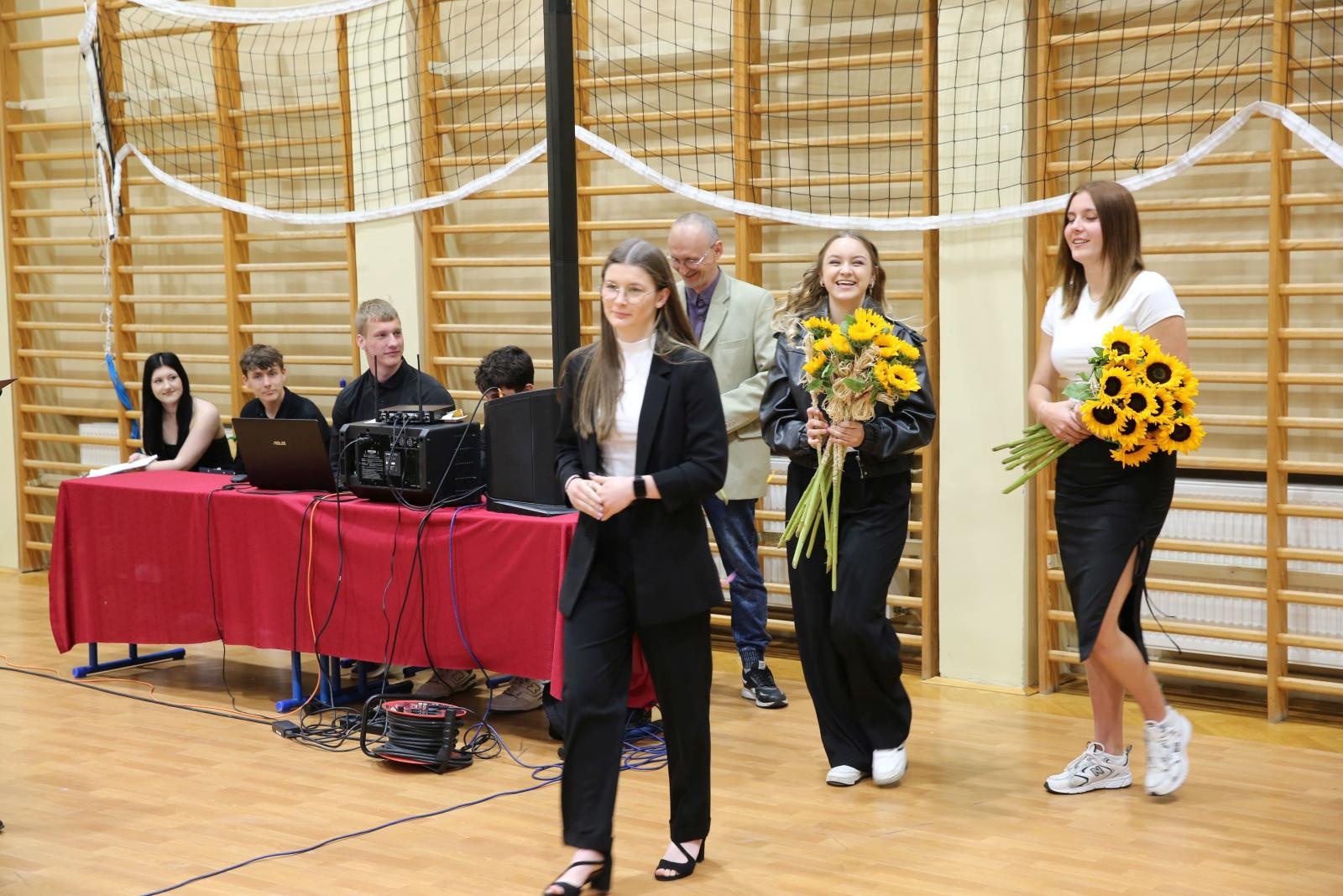 Zdjęcie w galerii na portalu naszraciborz.pl: Czas pożegnania – klasy sportowe i mundurowe kończą edukację w ZSOMS wiadomości z regionu