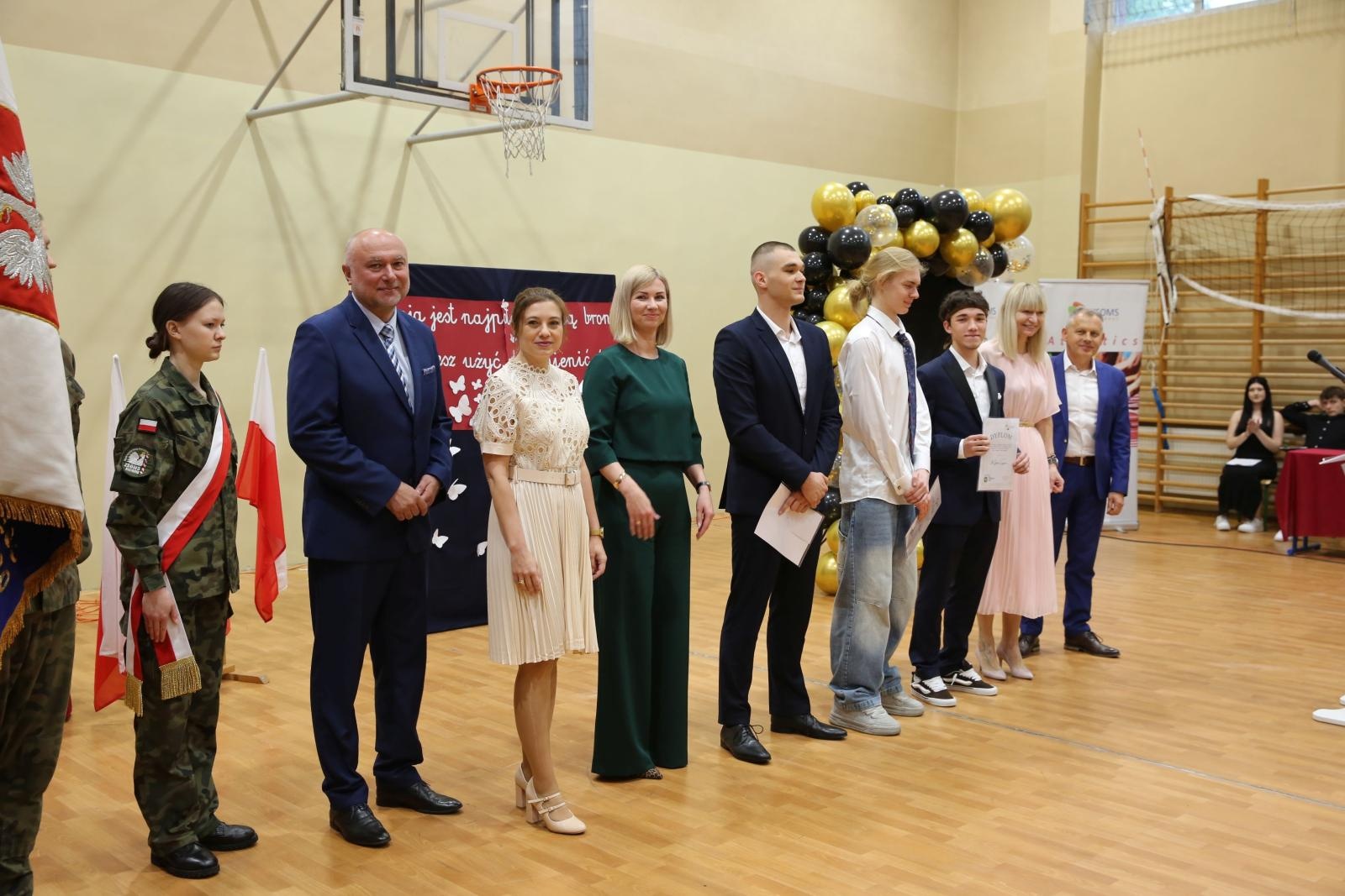 Zdjęcie w galerii na portalu naszraciborz.pl: Czas pożegnania – klasy sportowe i mundurowe kończą edukację w ZSOMS wiadomości z regionu