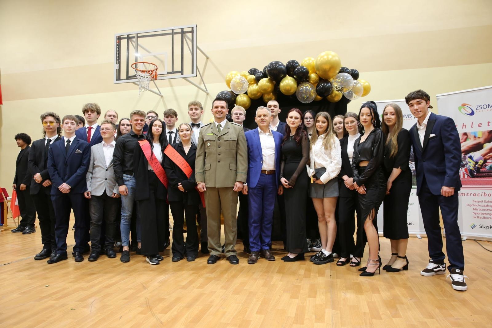 Zdjęcie w galerii na portalu naszraciborz.pl: Czas pożegnania – klasy sportowe i mundurowe kończą edukację w ZSOMS wiadomości z regionu
