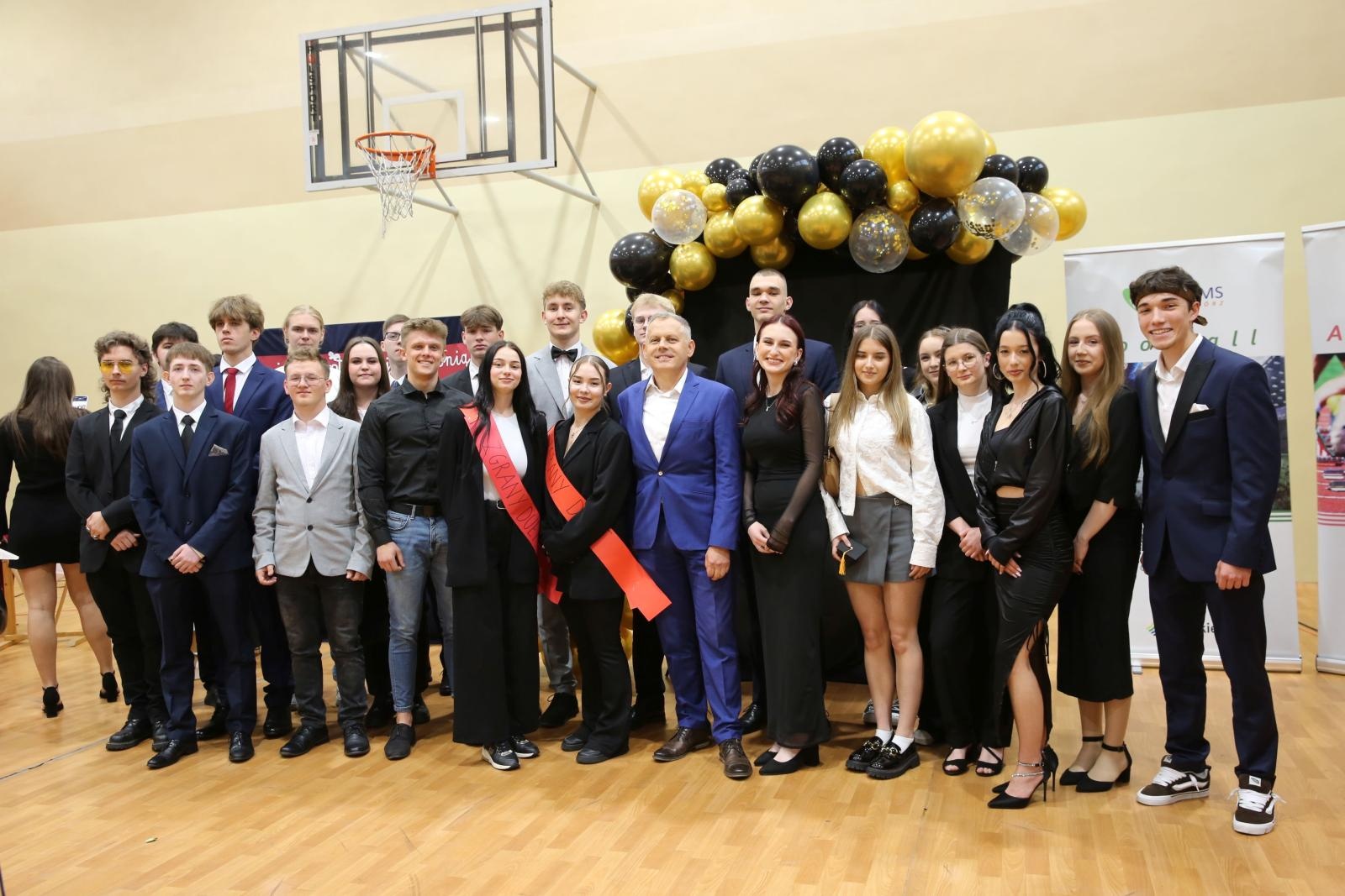 Zdjęcie w galerii na portalu naszraciborz.pl: Czas pożegnania – klasy sportowe i mundurowe kończą edukację w ZSOMS wiadomości z regionu