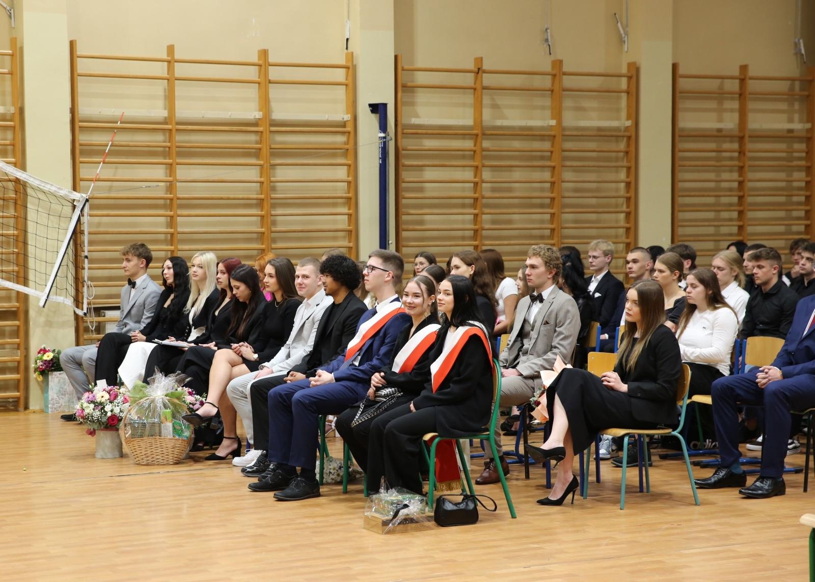 Zdjęcie w galerii na portalu naszraciborz.pl: Czas pożegnania – klasy sportowe i mundurowe kończą edukację w ZSOMS wiadomości z regionu