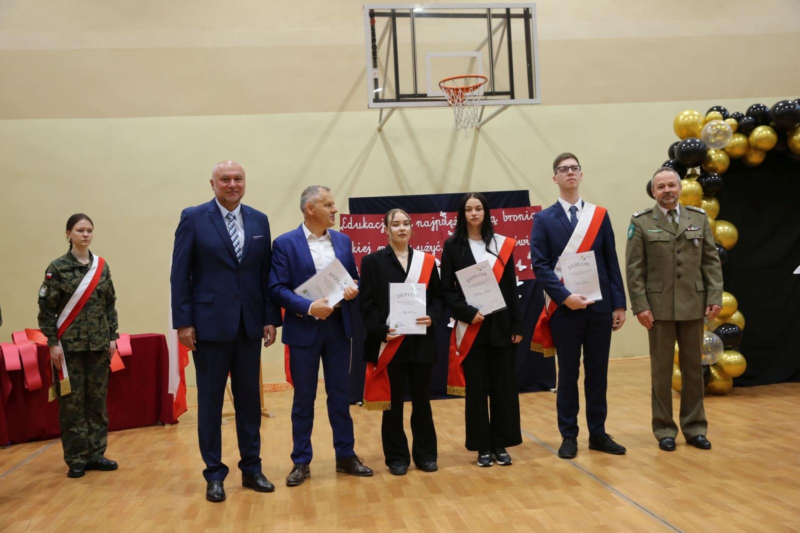 Zdjęcie w galerii na portalu naszraciborz.pl: Czas pożegnania – klasy sportowe i mundurowe kończą edukację w ZSOMS wiadomości z regionu