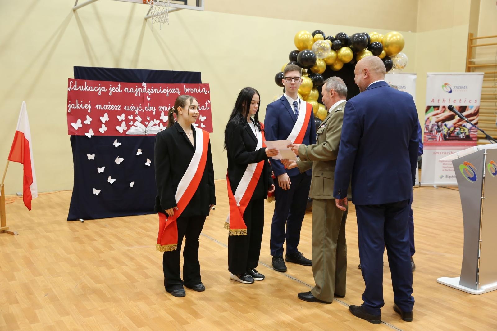 Zdjęcie w galerii na portalu naszraciborz.pl: Czas pożegnania – klasy sportowe i mundurowe kończą edukację w ZSOMS wiadomości z regionu