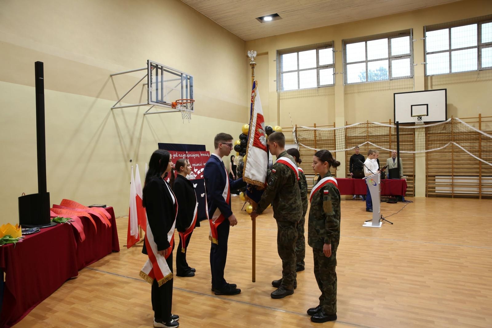 Zdjęcie w galerii na portalu naszraciborz.pl: Czas pożegnania – klasy sportowe i mundurowe kończą edukację w ZSOMS wiadomości z regionu