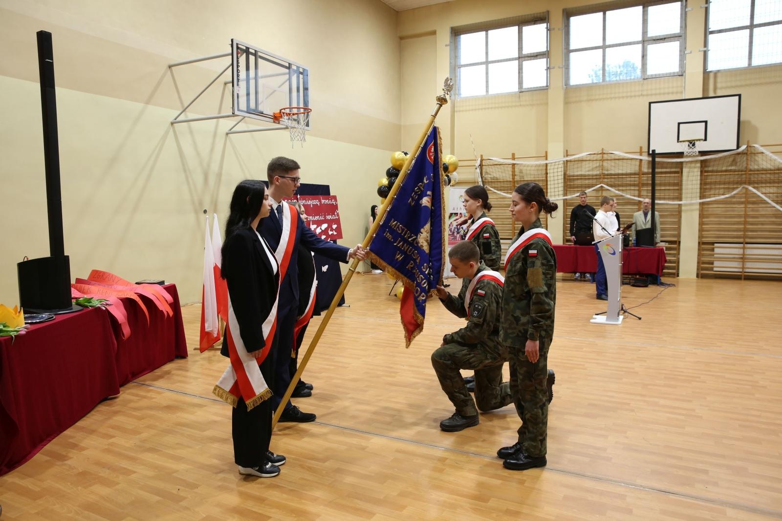Zdjęcie w galerii na portalu naszraciborz.pl: Czas pożegnania – klasy sportowe i mundurowe kończą edukację w ZSOMS wiadomości z regionu