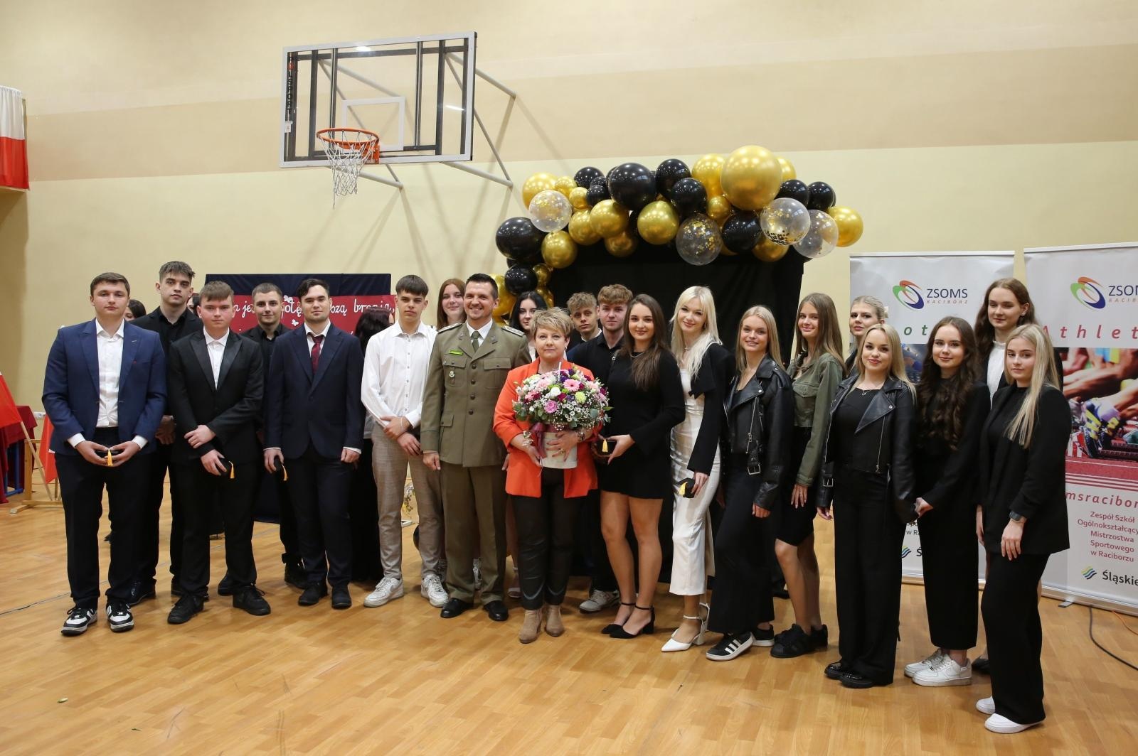 Zdjęcie w galerii na portalu naszraciborz.pl: Czas pożegnania – klasy sportowe i mundurowe kończą edukację w ZSOMS wiadomości z regionu