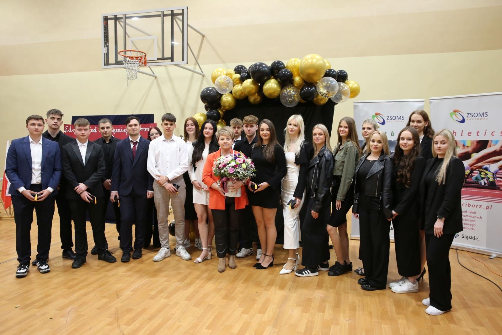 Zdjęcie w galerii na portalu naszraciborz.pl: Czas pożegnania – klasy sportowe i mundurowe kończą edukację w ZSOMS wiadomości z regionu