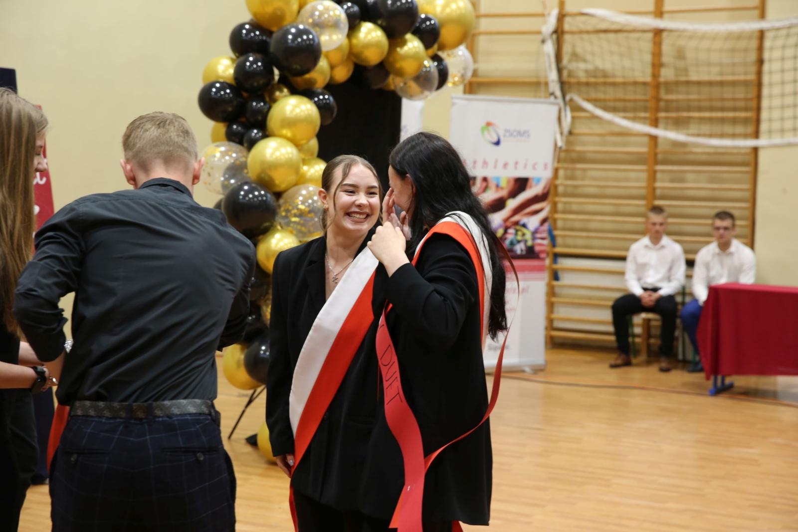 Zdjęcie w galerii na portalu naszraciborz.pl: Czas pożegnania – klasy sportowe i mundurowe kończą edukację w ZSOMS wiadomości z regionu