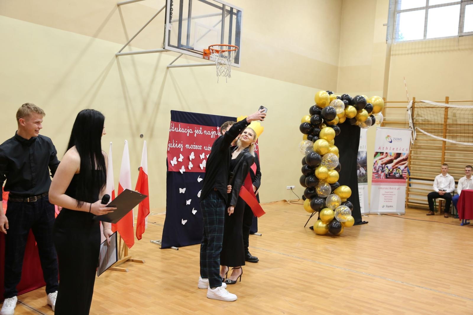 Zdjęcie w galerii na portalu naszraciborz.pl: Czas pożegnania – klasy sportowe i mundurowe kończą edukację w ZSOMS wiadomości z regionu