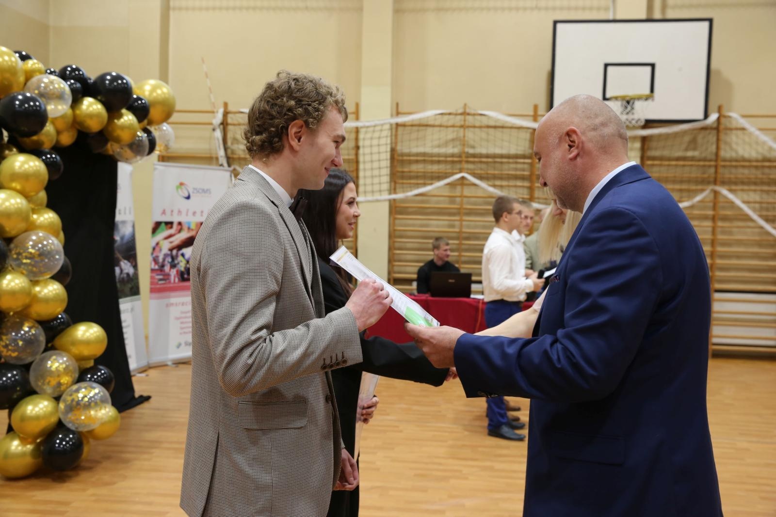 Zdjęcie w galerii na portalu naszraciborz.pl: Czas pożegnania – klasy sportowe i mundurowe kończą edukację w ZSOMS wiadomości z regionu