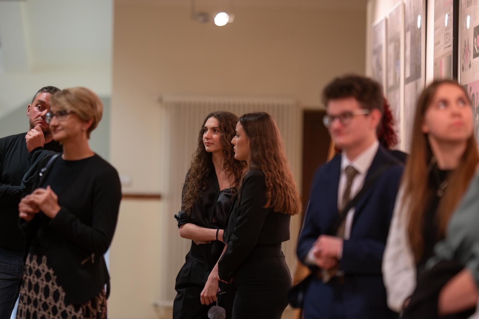 Zdjęcie w galerii na portalu naszraciborz.pl: Wernisaż absolwentów Liceum Sztuk Plastycznych w Raciborskim Centrum Kultury wiadomości z regionu