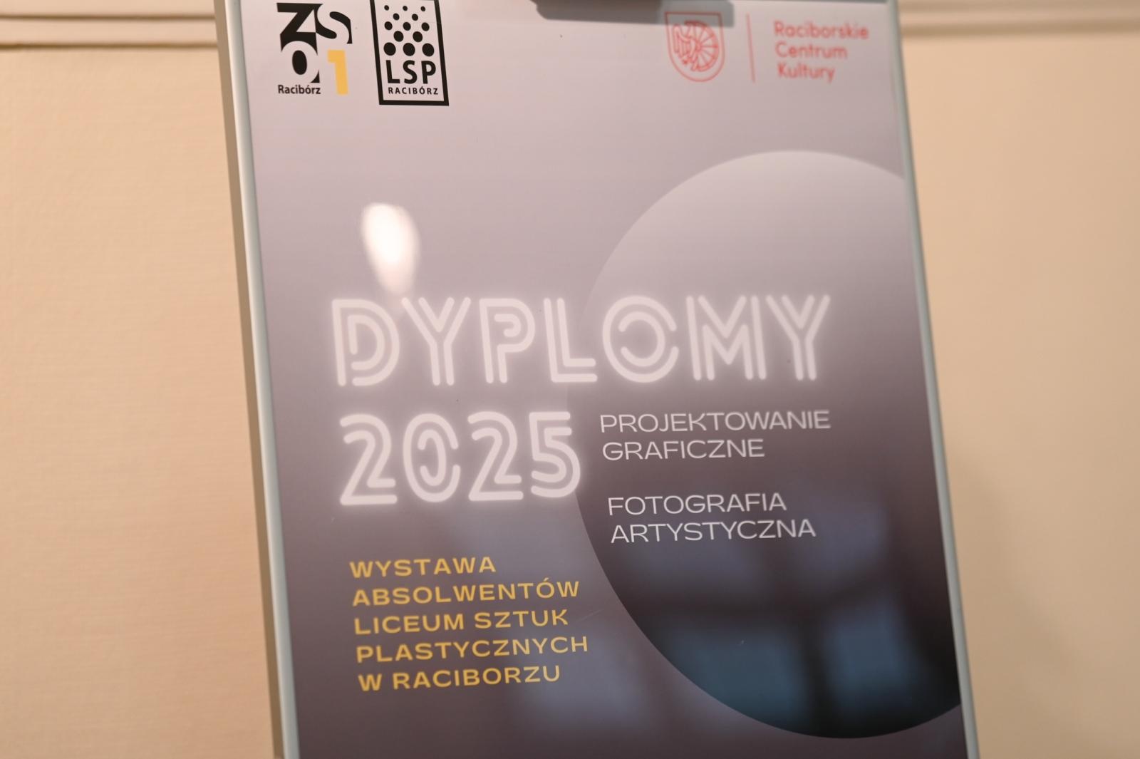 Zdjęcie w galerii na portalu naszraciborz.pl: Wernisaż absolwentów Liceum Sztuk Plastycznych w Raciborskim Centrum Kultury wiadomości z regionu