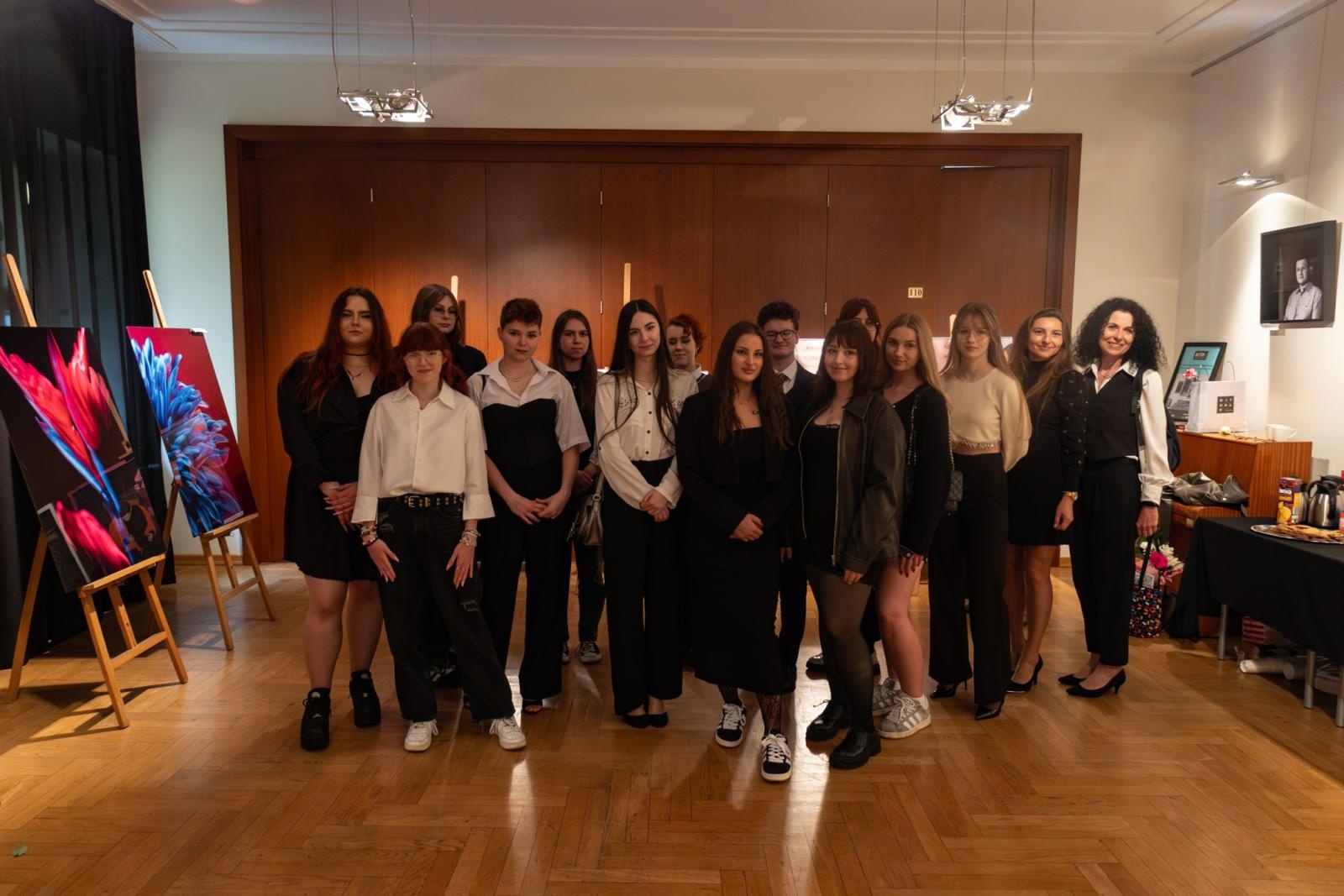 Zdjęcie w galerii na portalu naszraciborz.pl: Wernisaż absolwentów Liceum Sztuk Plastycznych w Raciborskim Centrum Kultury wiadomości z regionu