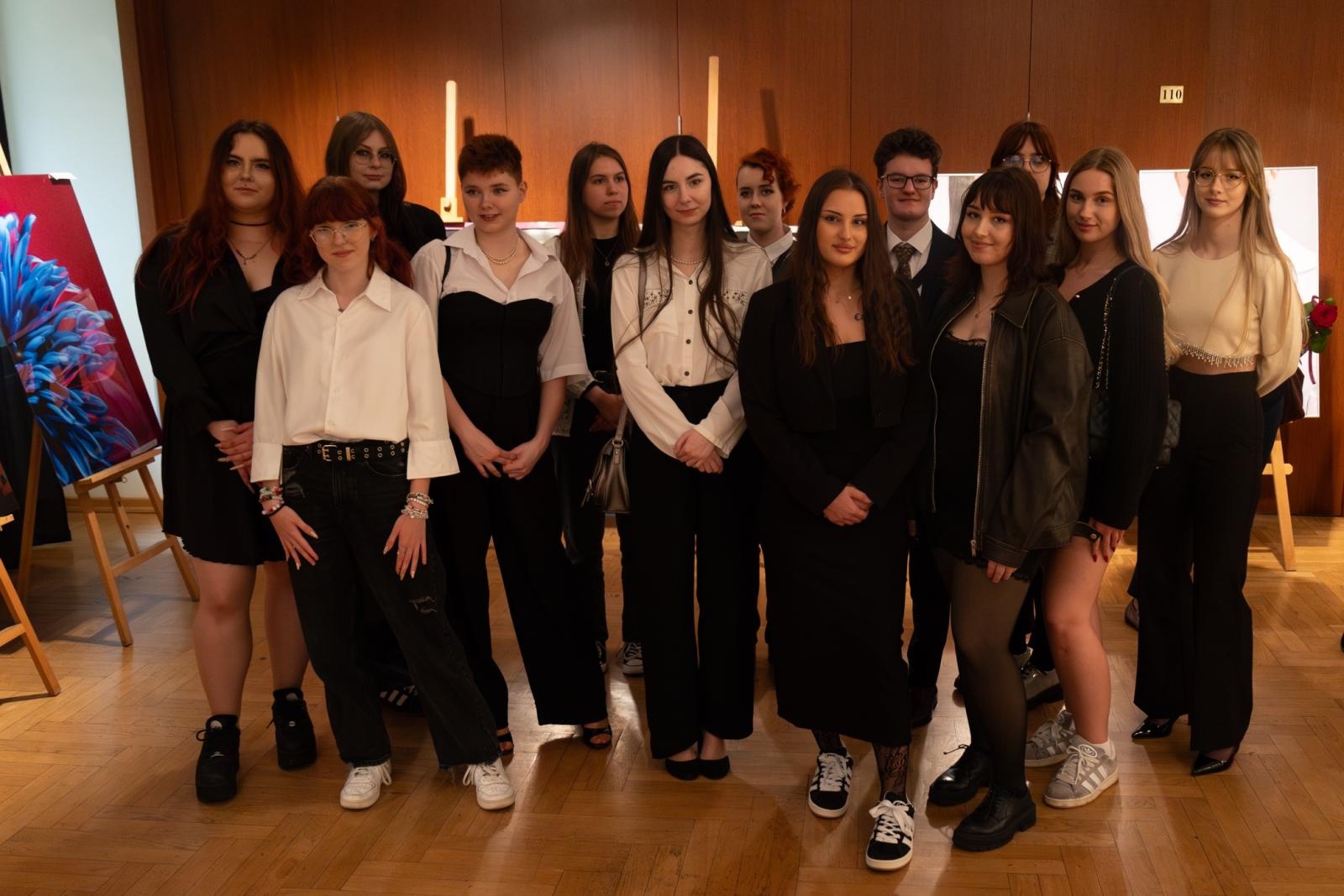 Zdjęcie w galerii na portalu naszraciborz.pl: Wernisaż absolwentów Liceum Sztuk Plastycznych w Raciborskim Centrum Kultury wiadomości z regionu