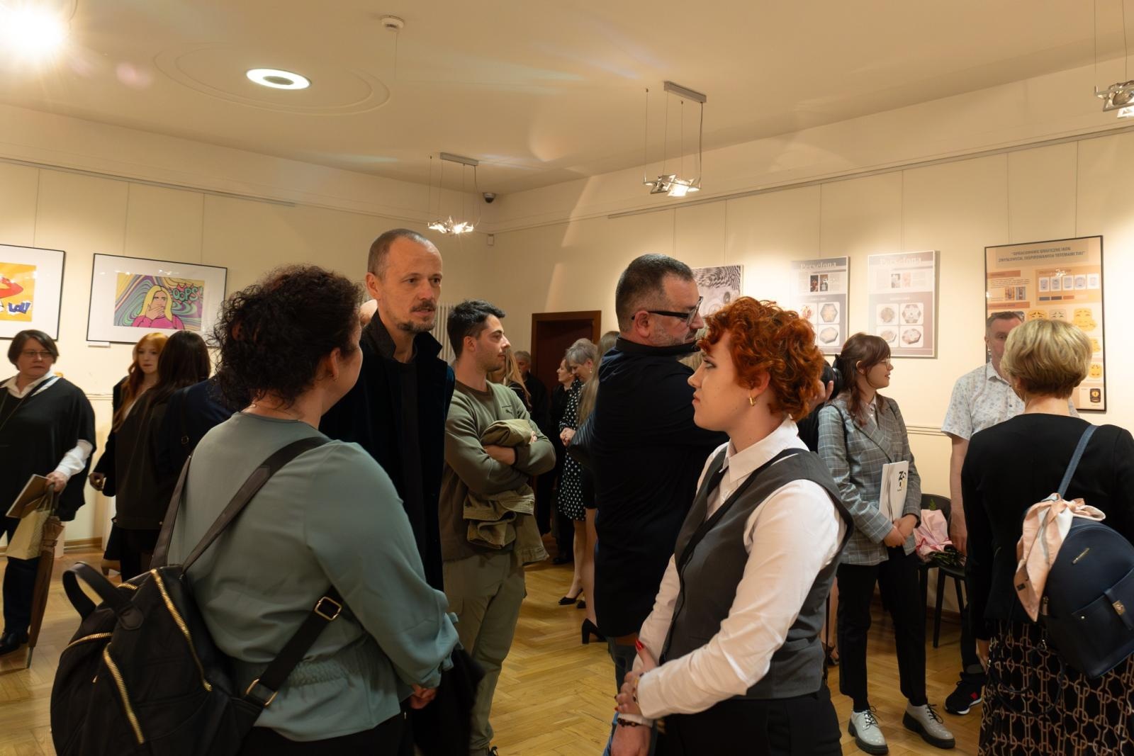 Zdjęcie w galerii na portalu naszraciborz.pl: Wernisaż absolwentów Liceum Sztuk Plastycznych w Raciborskim Centrum Kultury wiadomości z regionu