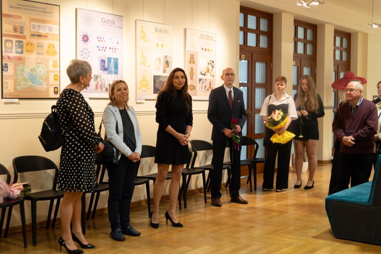 Zdjęcie w galerii na portalu naszraciborz.pl: Wernisaż absolwentów Liceum Sztuk Plastycznych w Raciborskim Centrum Kultury wiadomości z regionu