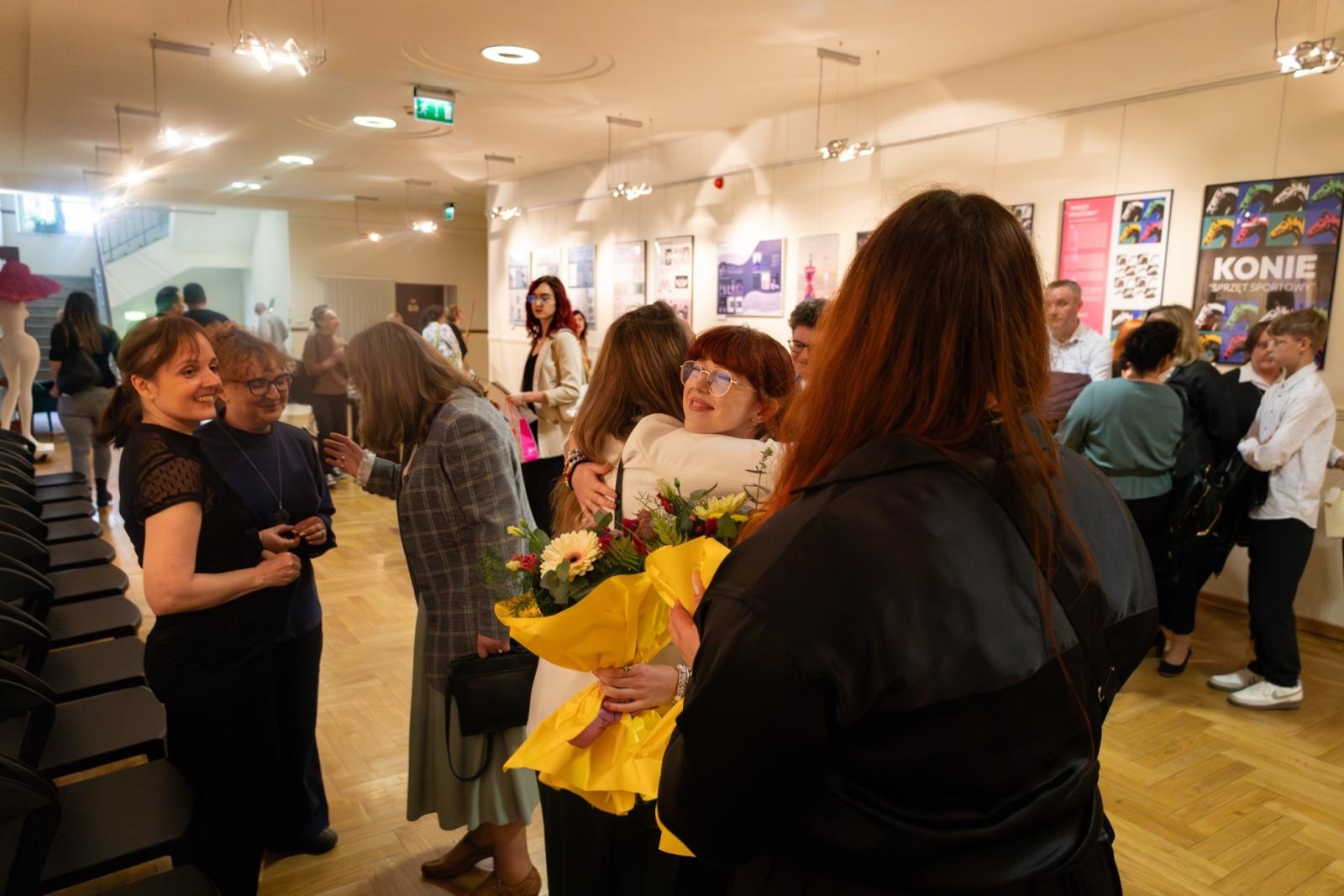 Zdjęcie w galerii na portalu naszraciborz.pl: Wernisaż absolwentów Liceum Sztuk Plastycznych w Raciborskim Centrum Kultury wiadomości z regionu