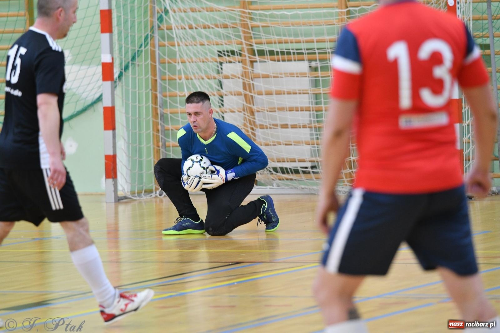 Zdjęcie w galerii na portalu naszraciborz.pl: Piłkarskie zmagania oldbojów z charytatywnym akcentem [FOTO] wiadomości z regionu