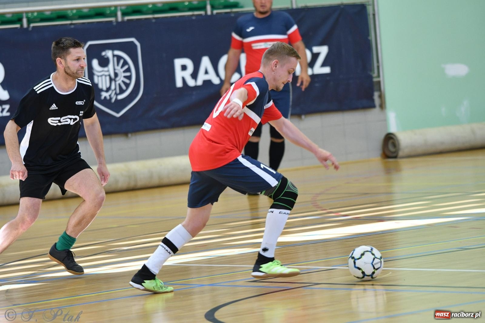 Zdjęcie w galerii na portalu naszraciborz.pl: Piłkarskie zmagania oldbojów z charytatywnym akcentem [FOTO] wiadomości z regionu