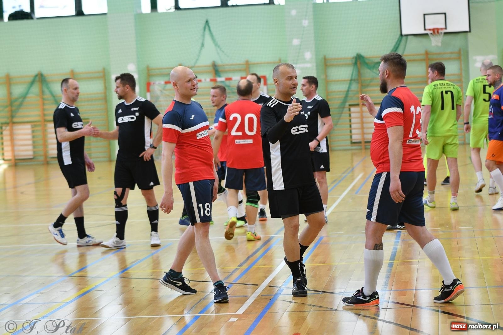 Zdjęcie w galerii na portalu naszraciborz.pl: Piłkarskie zmagania oldbojów z charytatywnym akcentem [FOTO] wiadomości z regionu