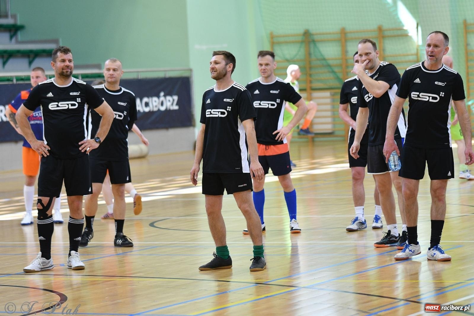 Zdjęcie w galerii na portalu naszraciborz.pl: Piłkarskie zmagania oldbojów z charytatywnym akcentem [FOTO] wiadomości z regionu