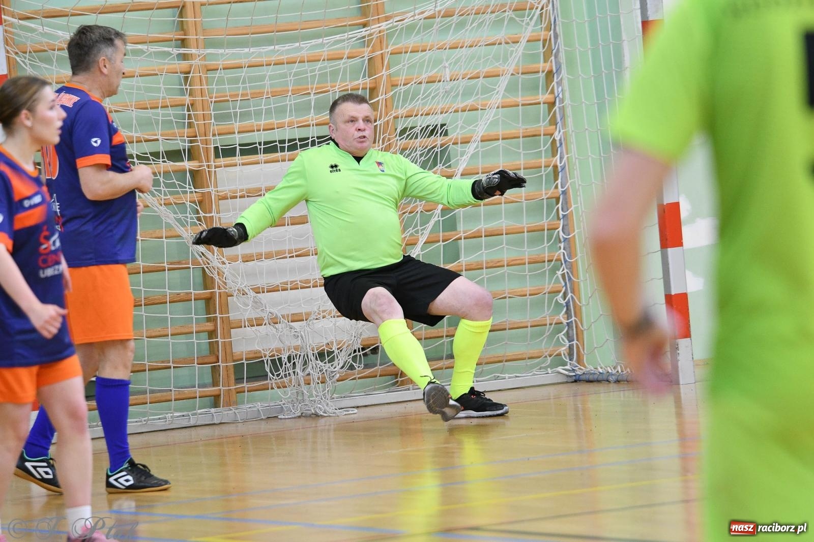 Zdjęcie w galerii na portalu naszraciborz.pl: Piłkarskie zmagania oldbojów z charytatywnym akcentem [FOTO] wiadomości z regionu