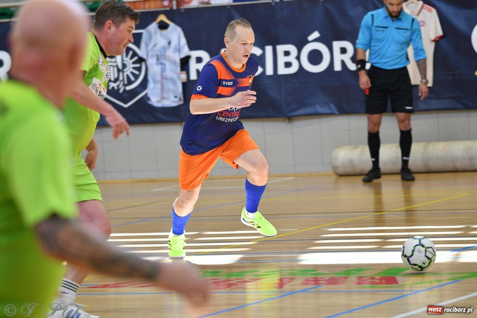 Zdjęcie w galerii na portalu naszraciborz.pl: Piłkarskie zmagania oldbojów z charytatywnym akcentem [FOTO] wiadomości z regionu