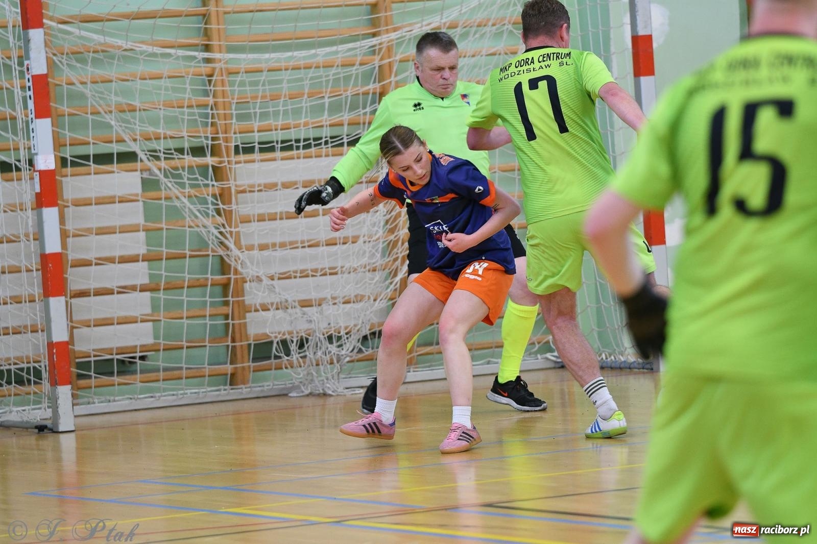 Zdjęcie w galerii na portalu naszraciborz.pl: Piłkarskie zmagania oldbojów z charytatywnym akcentem [FOTO] wiadomości z regionu