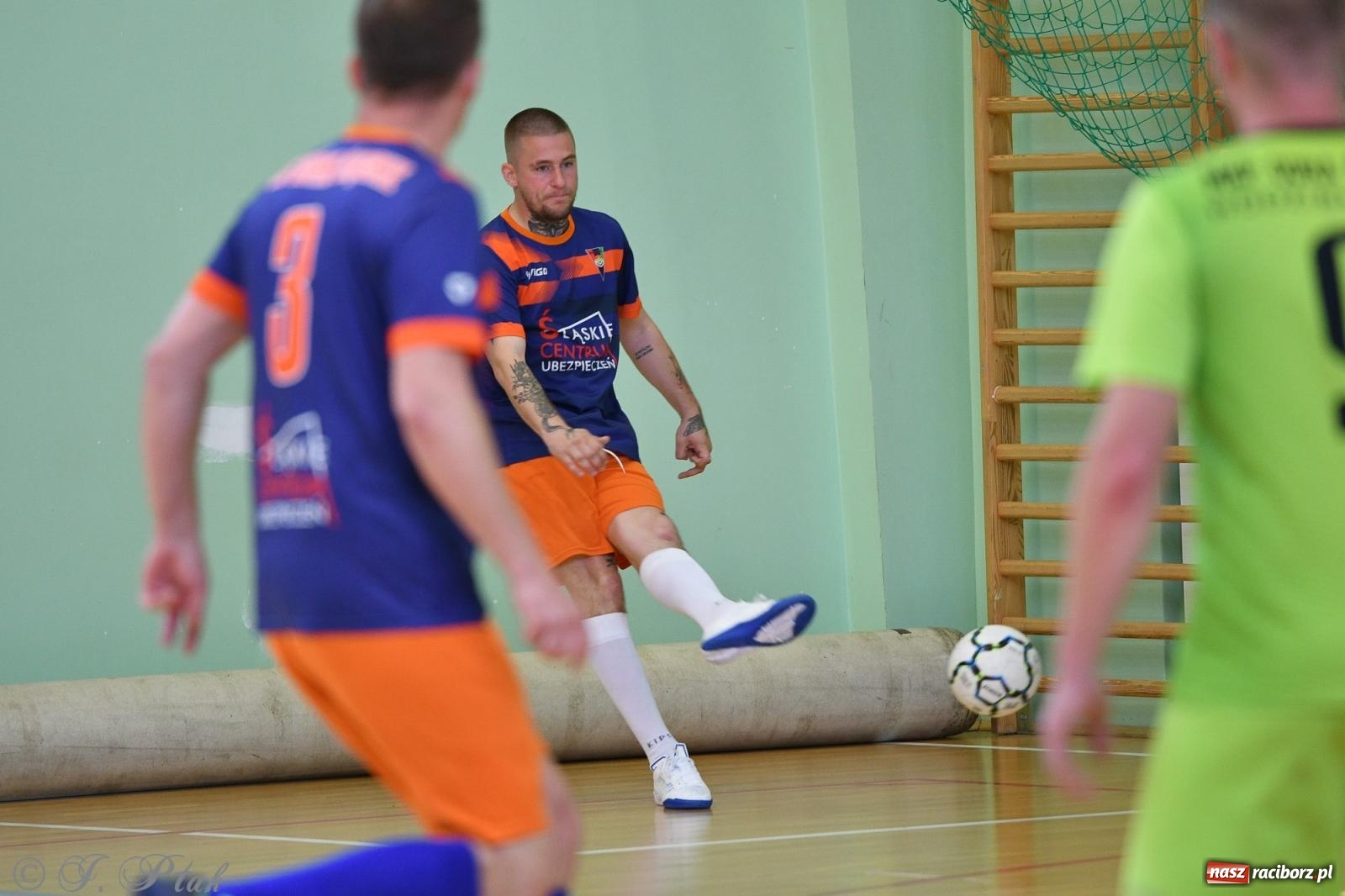 Zdjęcie w galerii na portalu naszraciborz.pl: Piłkarskie zmagania oldbojów z charytatywnym akcentem [FOTO] wiadomości z regionu