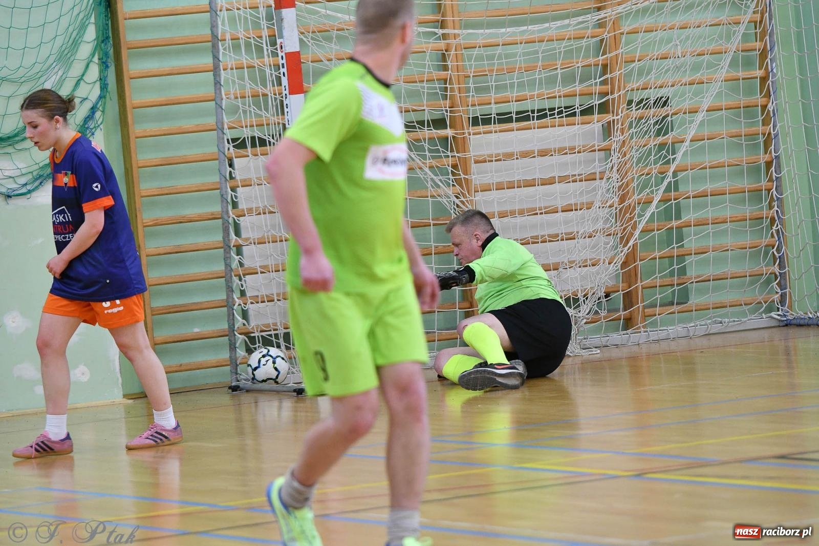 Zdjęcie w galerii na portalu naszraciborz.pl: Piłkarskie zmagania oldbojów z charytatywnym akcentem [FOTO] wiadomości z regionu