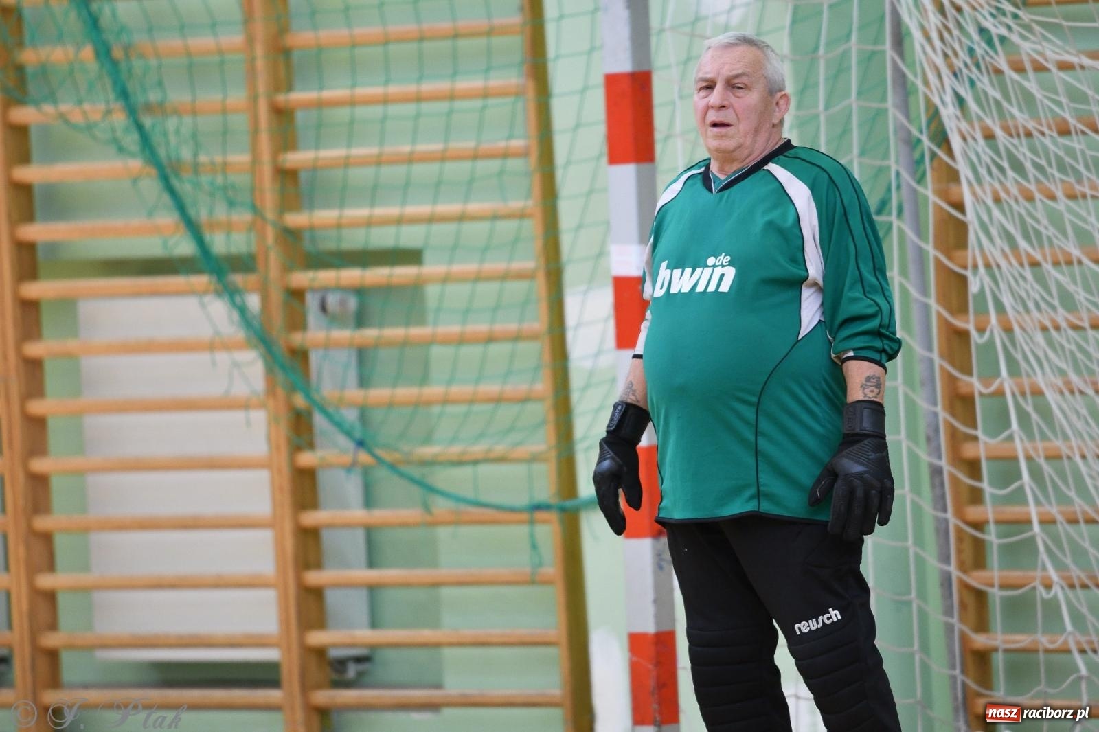 Zdjęcie w galerii na portalu naszraciborz.pl: Piłkarskie zmagania oldbojów z charytatywnym akcentem [FOTO] wiadomości z regionu