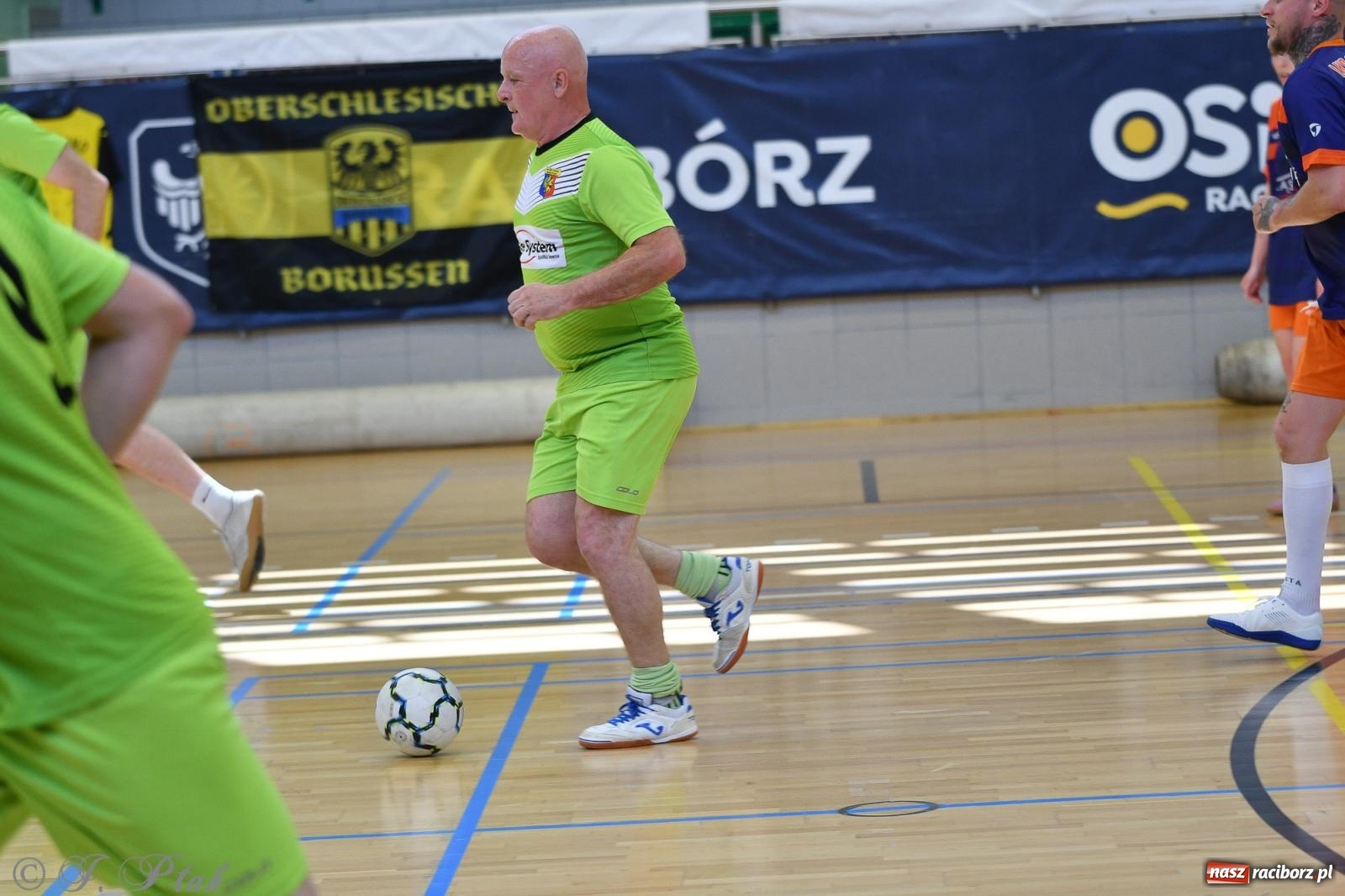 Zdjęcie w galerii na portalu naszraciborz.pl: Piłkarskie zmagania oldbojów z charytatywnym akcentem [FOTO] wiadomości z regionu