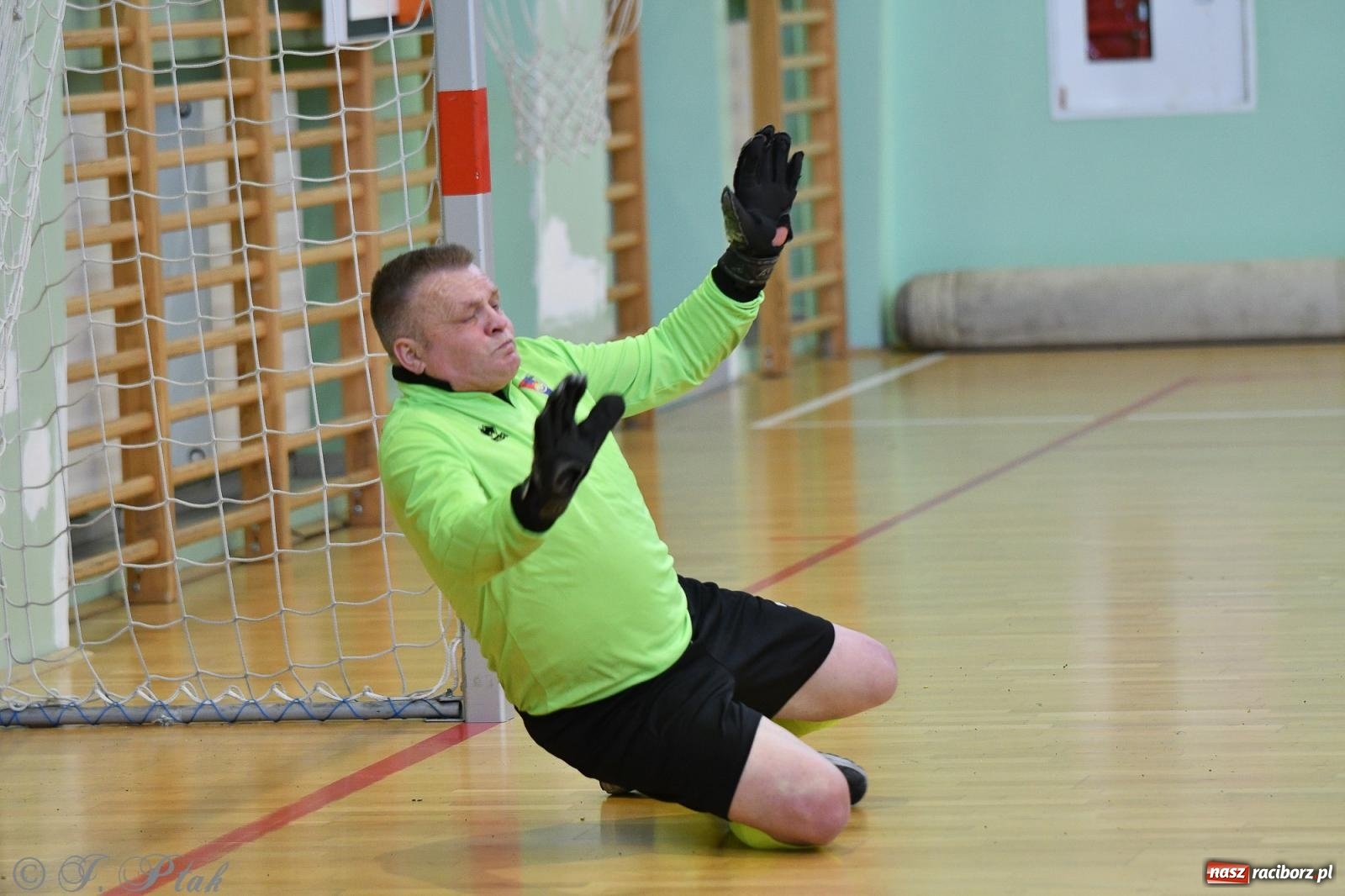 Zdjęcie w galerii na portalu naszraciborz.pl: Piłkarskie zmagania oldbojów z charytatywnym akcentem [FOTO] wiadomości z regionu