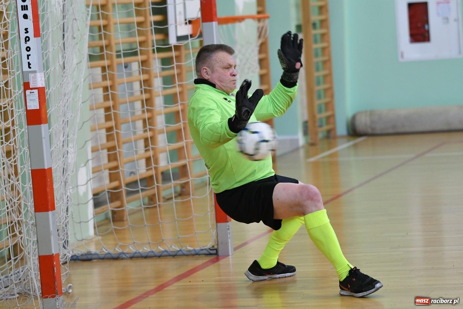 Zdjęcie w galerii na portalu naszraciborz.pl: Piłkarskie zmagania oldbojów z charytatywnym akcentem [FOTO] wiadomości z regionu