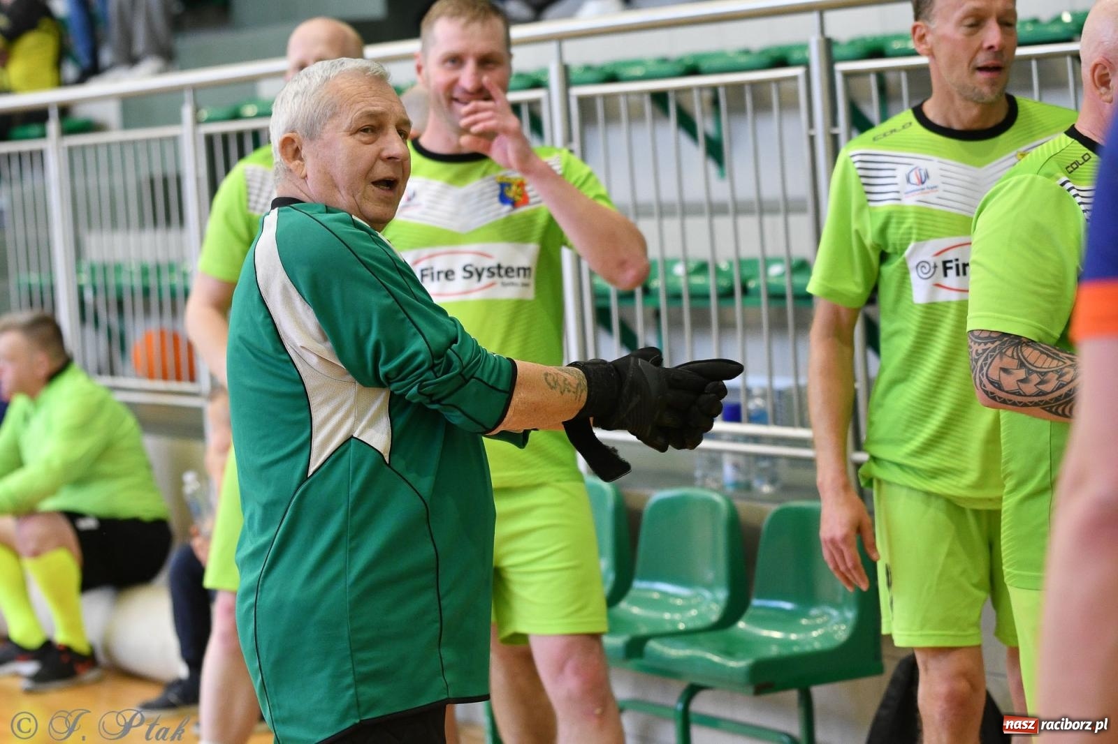 Zdjęcie w galerii na portalu naszraciborz.pl: Piłkarskie zmagania oldbojów z charytatywnym akcentem [FOTO] wiadomości z regionu