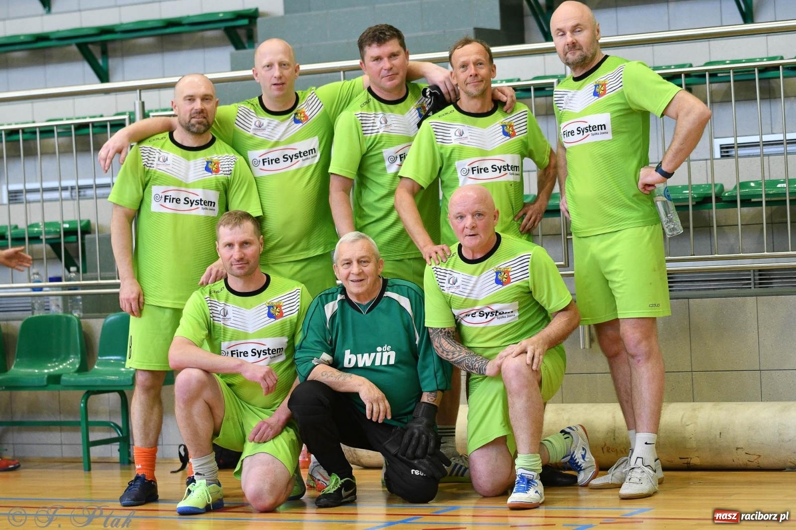 Zdjęcie w galerii na portalu naszraciborz.pl: Piłkarskie zmagania oldbojów z charytatywnym akcentem [FOTO] wiadomości z regionu