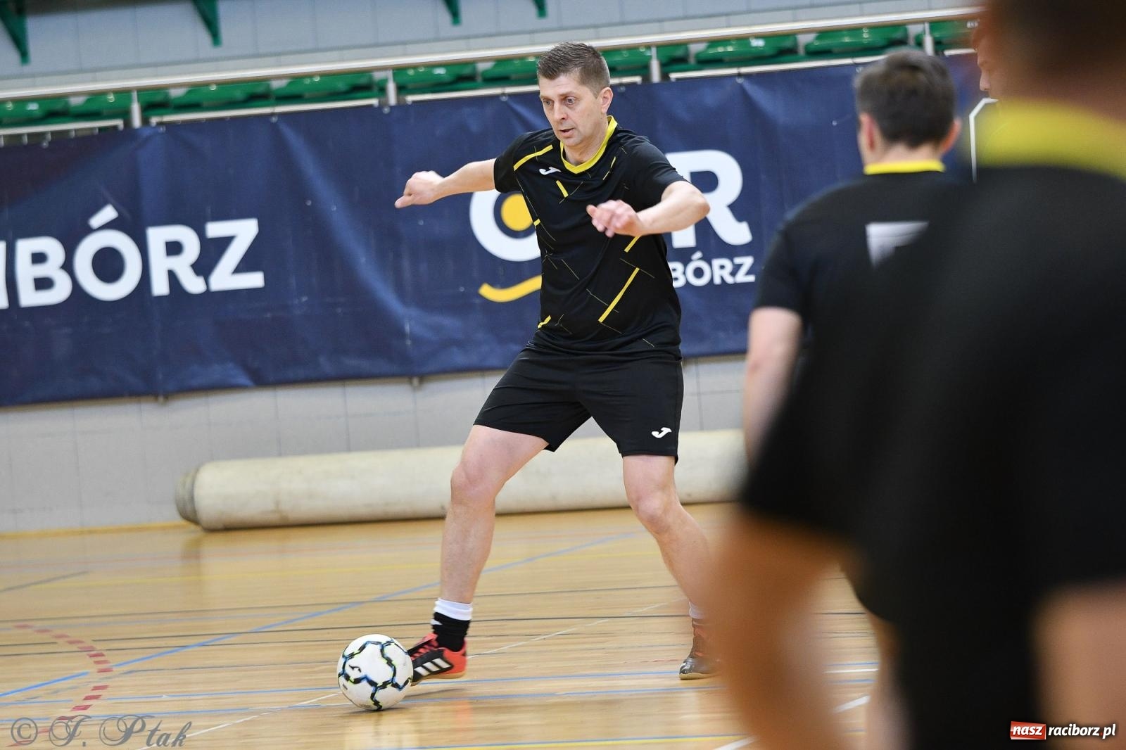 Zdjęcie w galerii na portalu naszraciborz.pl: Piłkarskie zmagania oldbojów z charytatywnym akcentem [FOTO] wiadomości z regionu