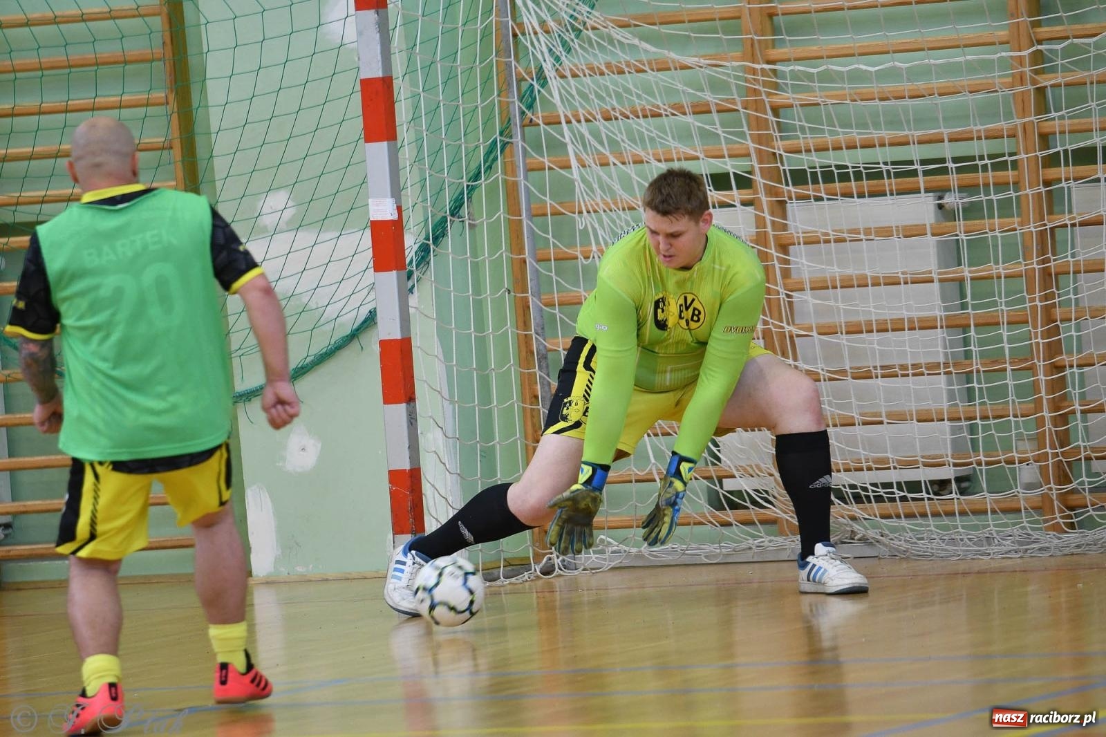 Zdjęcie w galerii na portalu naszraciborz.pl: Piłkarskie zmagania oldbojów z charytatywnym akcentem [FOTO] wiadomości z regionu