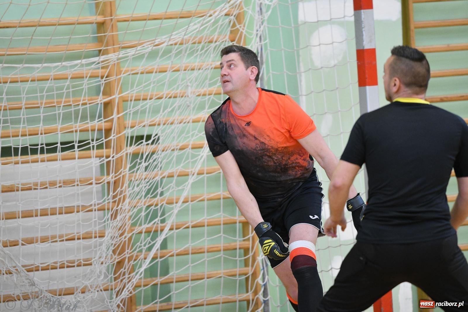 Zdjęcie w galerii na portalu naszraciborz.pl: Piłkarskie zmagania oldbojów z charytatywnym akcentem [FOTO] wiadomości z regionu