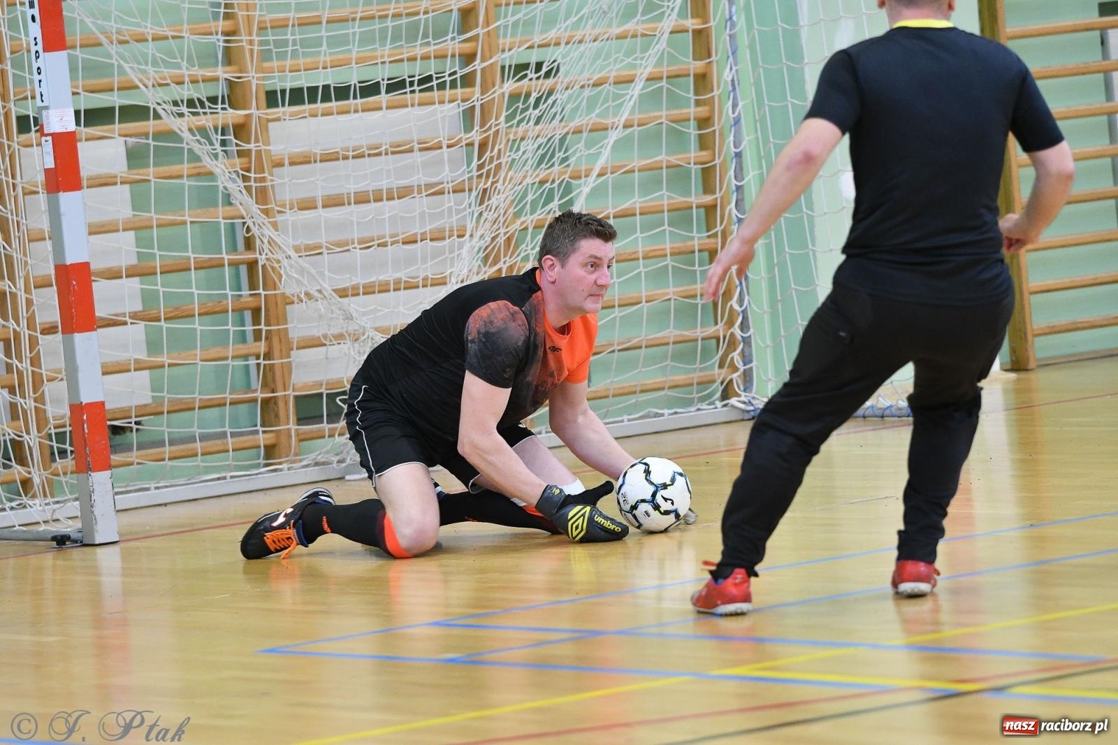 Zdjęcie w galerii na portalu naszraciborz.pl: Piłkarskie zmagania oldbojów z charytatywnym akcentem [FOTO] wiadomości z regionu