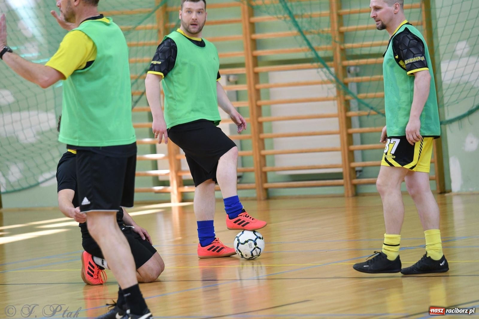 Zdjęcie w galerii na portalu naszraciborz.pl: Piłkarskie zmagania oldbojów z charytatywnym akcentem [FOTO] wiadomości z regionu