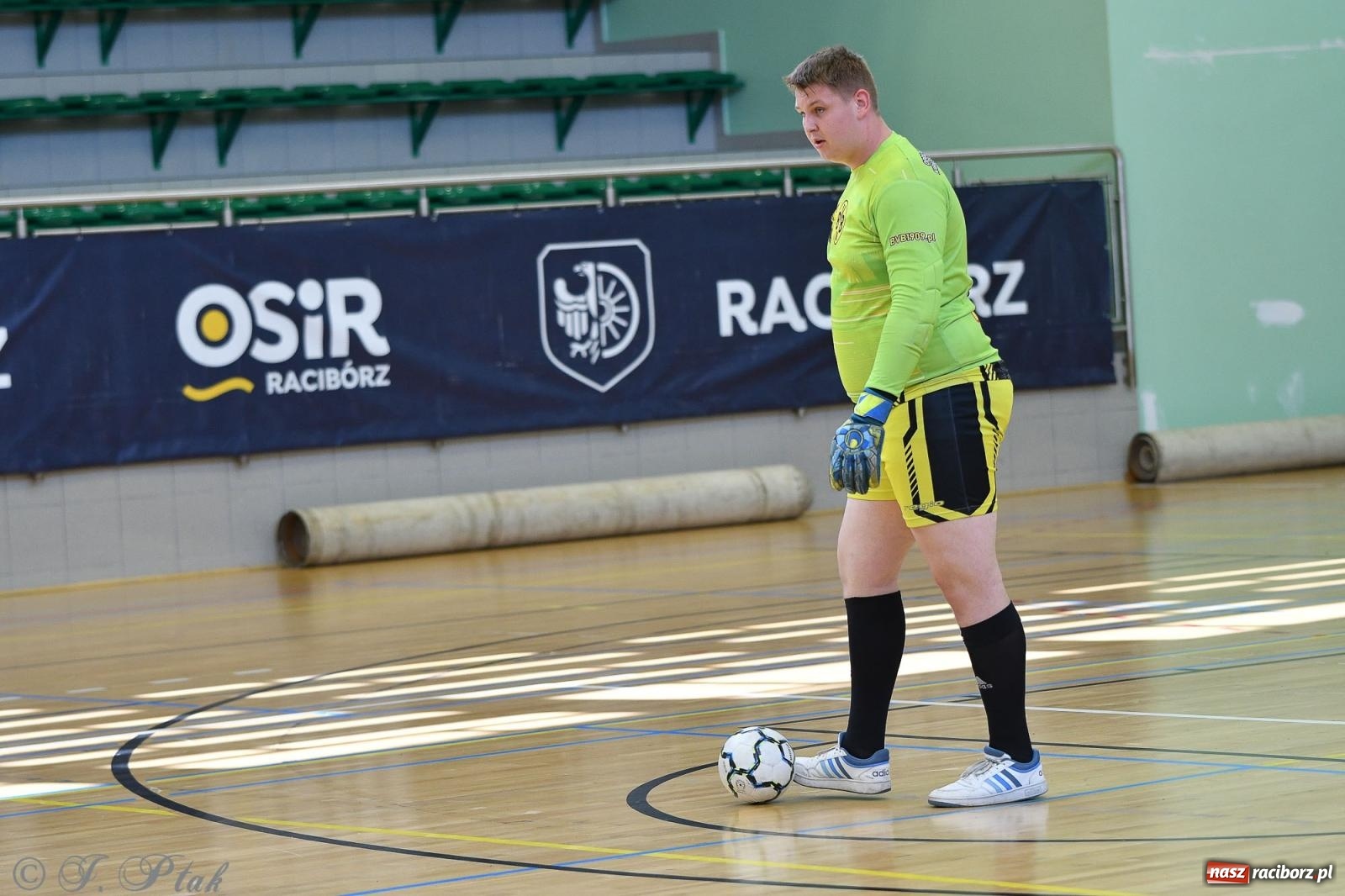 Zdjęcie w galerii na portalu naszraciborz.pl: Piłkarskie zmagania oldbojów z charytatywnym akcentem [FOTO] wiadomości z regionu