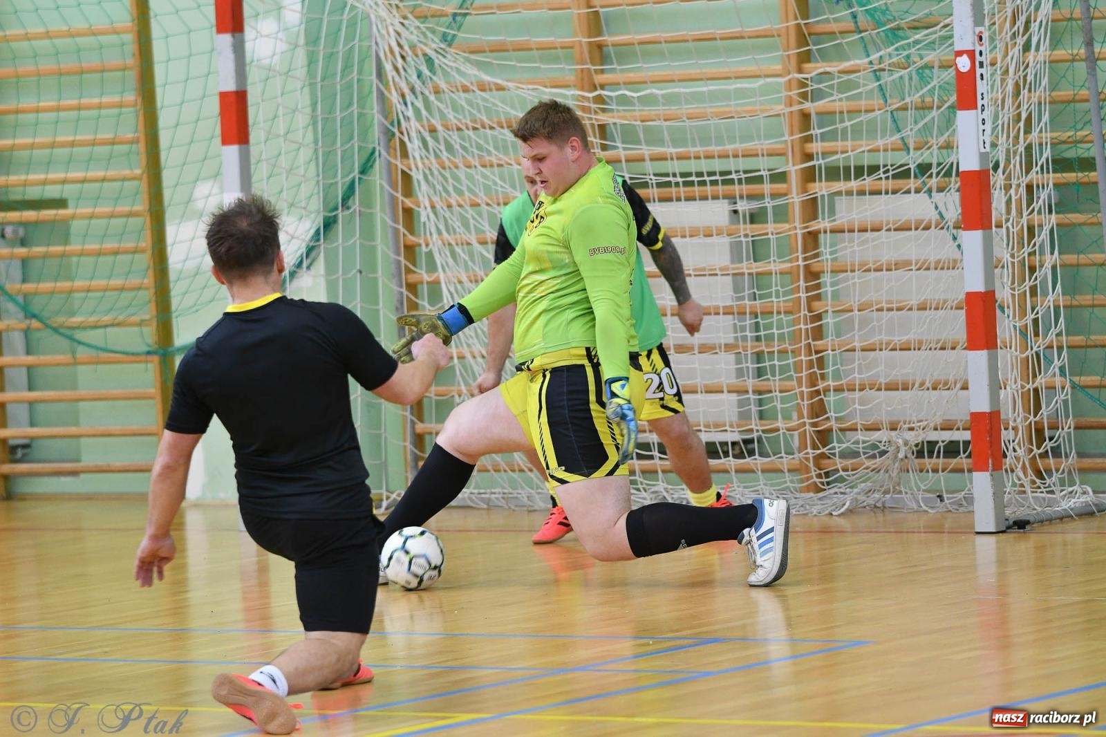 Zdjęcie w galerii na portalu naszraciborz.pl: Piłkarskie zmagania oldbojów z charytatywnym akcentem [FOTO] wiadomości z regionu