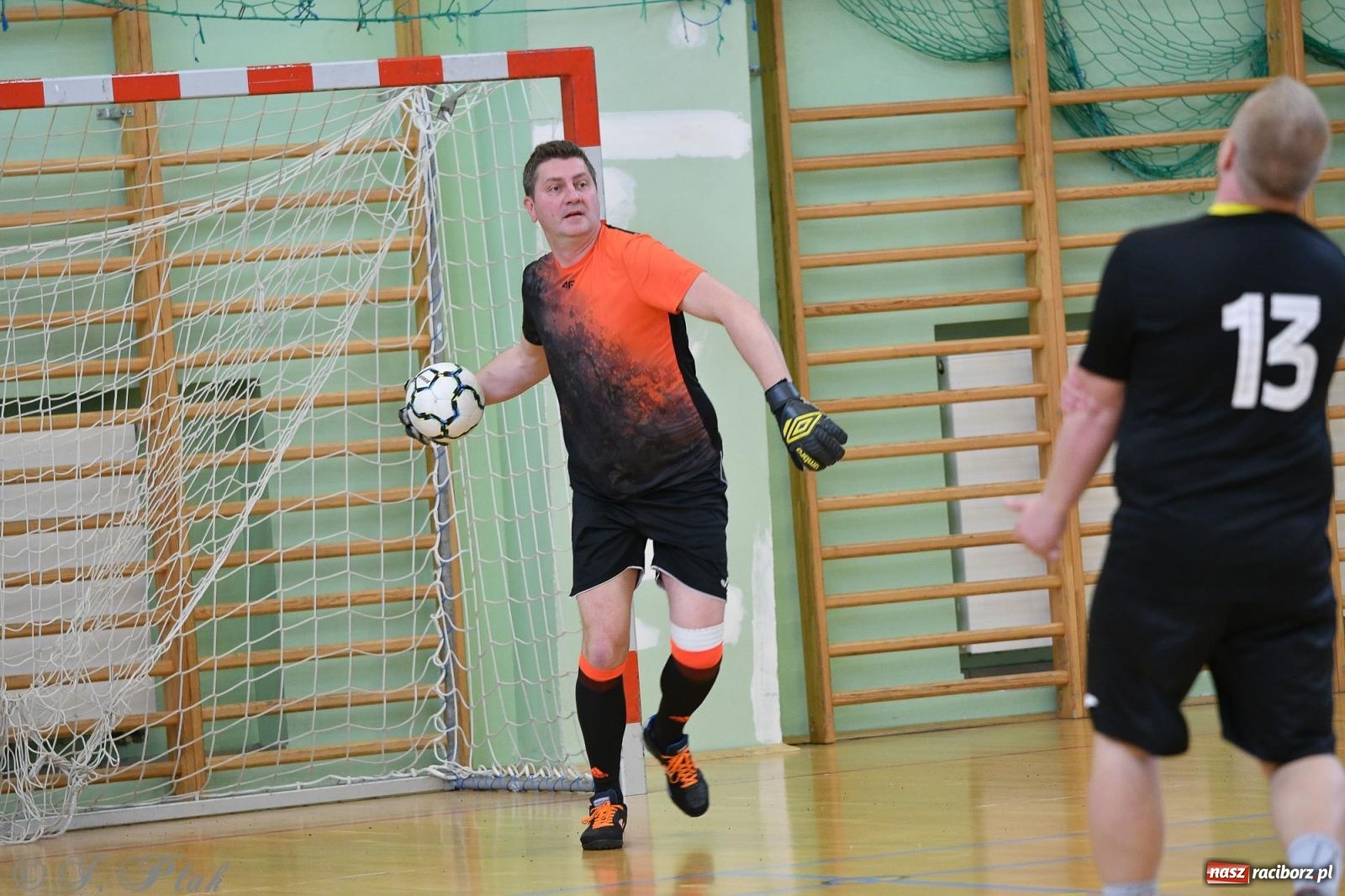 Zdjęcie w galerii na portalu naszraciborz.pl: Piłkarskie zmagania oldbojów z charytatywnym akcentem [FOTO] wiadomości z regionu